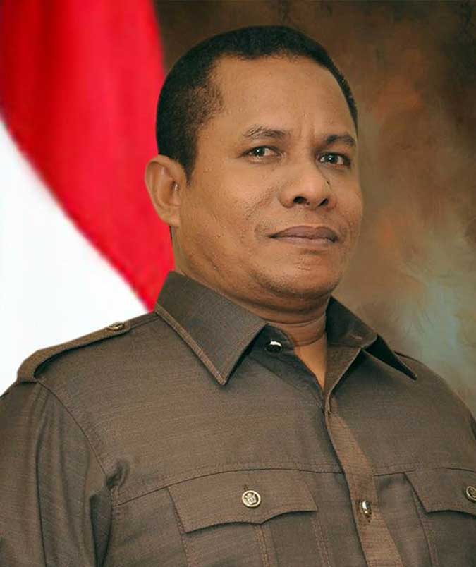 Tetlageni: “Insya Allah Saya Menang Dalam Pilkada Kota Tual” Tual, Malukupost.com - Ladau Tetlageni, SH, MH (Daud Tetlageni Rettob) yang merupakan bakal calon (balon) Wali Kota Tual periode 2018-2023 menyatakan niatnya untuk berkompetisi dalam pemilihan kepala daerah (Pilkada) Tual tahun 2018 mendatang. “Sebagai putra asli dari daerah kota Tual, saya merasa terpanggil untuk berkompetisi di Pilkada 2018 nanti. Niat saya adalah terpanggil untuk membangun kota Tual,” ucapnya saat dikonfirmasi media ini di Tual, Sabtu (8/7). Menurut Tetlageni, untuk mendukung niatnya tersebut dirinya akan mendaftar di semua partai yang membuka pendaftaran bagi Balon Walikota Tual nanti.