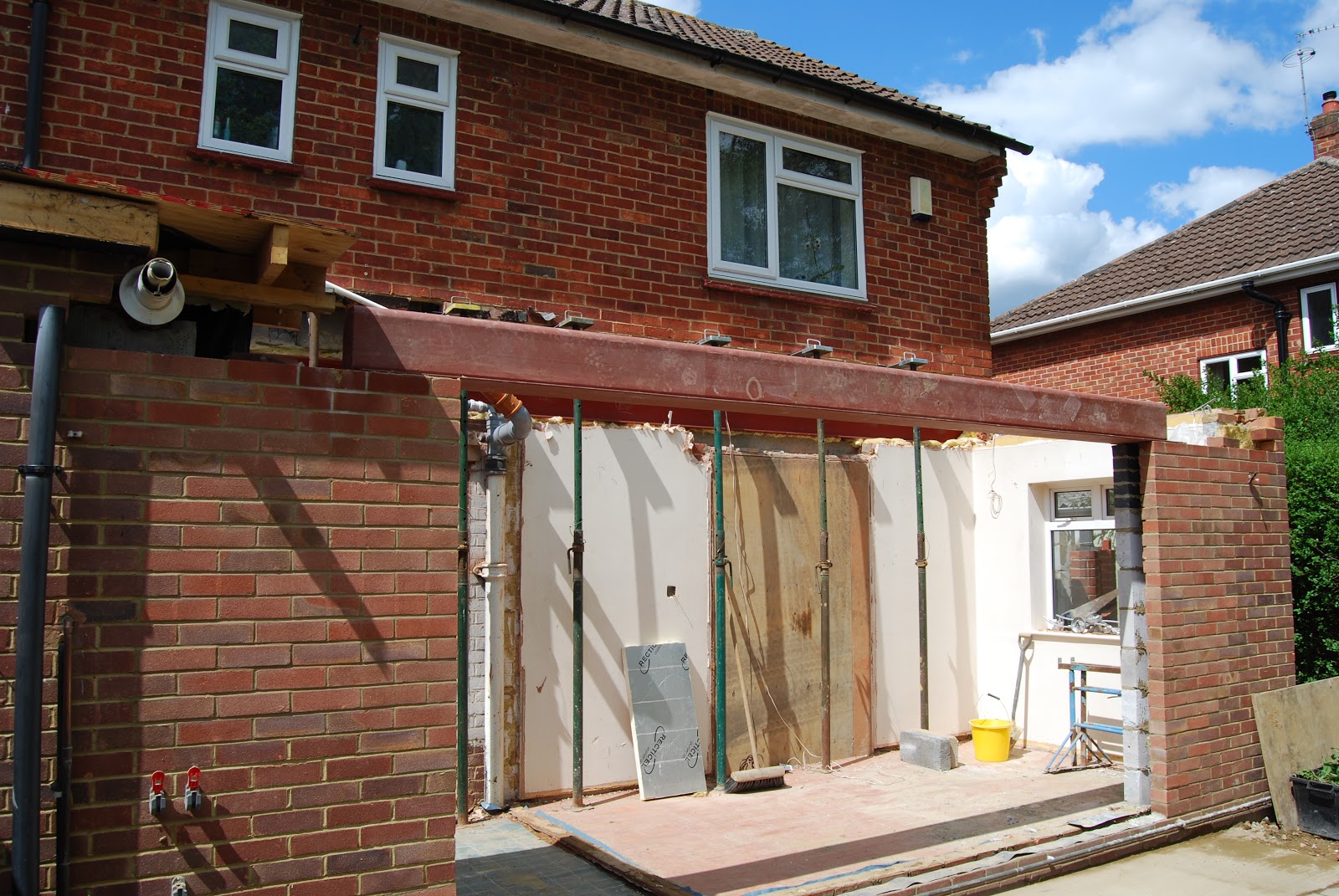 Beginner's Guide to Building a House Extension Day 29 (39) Bricks