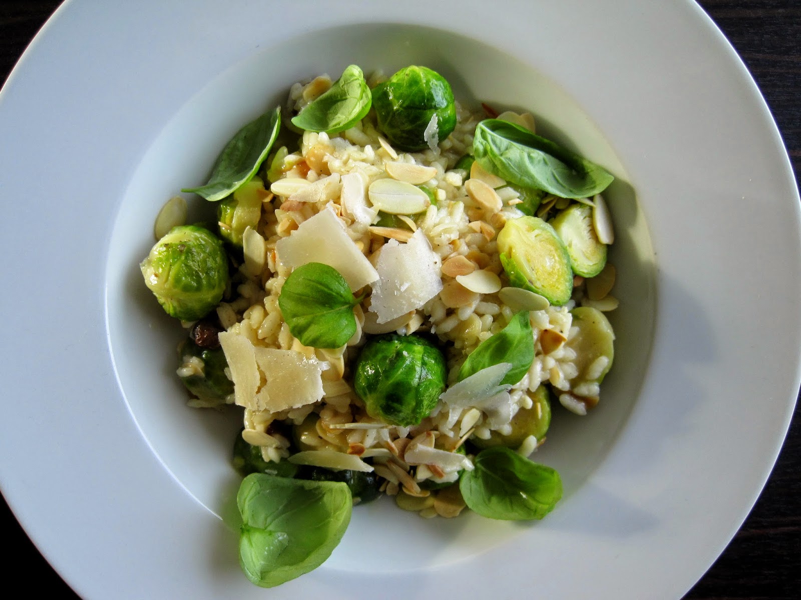 Ein Teller mit Rosenkohl-Risotto mit gerösteten Haselnüssen und Trüffelöl
