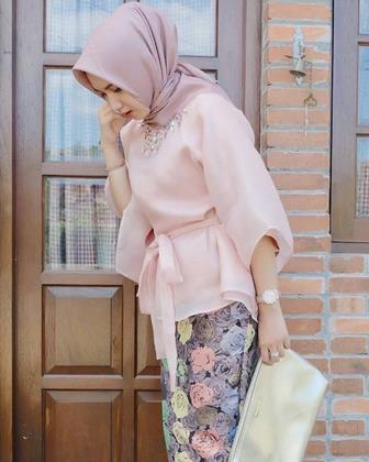 Contoh Model Gamis Terbaru Dengan Kombinasi Brokat