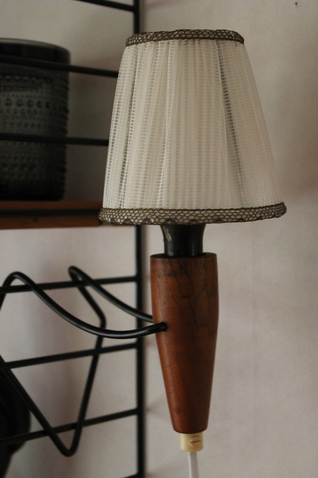 Teak och orkidéer Lampa till Stringhyllan Teak och orkidéer Lampa till Stringhyllan