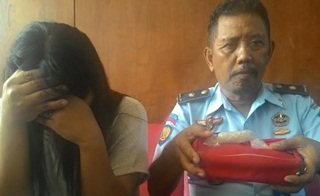 Panik, Penyanyi Cantik Ini Simpan Sabu di Kemaluan Panik, Penyanyi Cantik Ini Simpan Sabu di Kemaluan