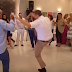 Ο Απόστολος Γκλέτσος "τα έσπασε" όλα σε γάμο με το τσάμικό του (video)