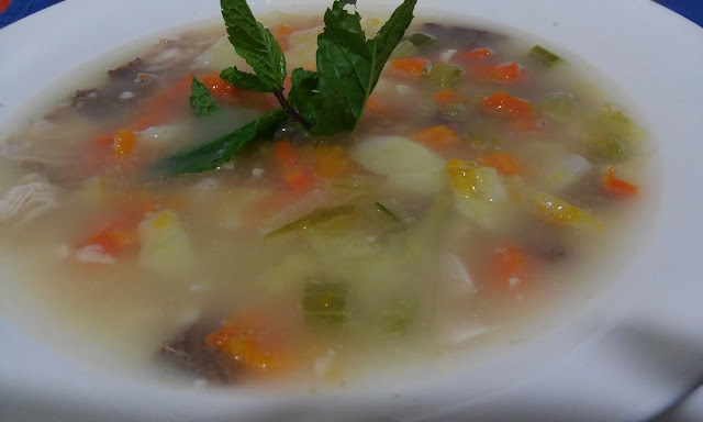 Sopa Del Puchero Con Verduras Y Pollo
