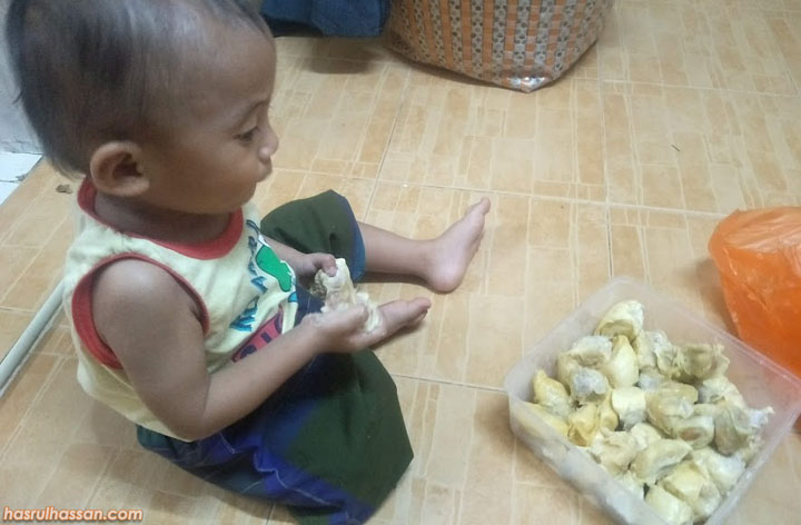 Syoknya Najmi Makan Buah Durian