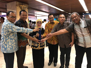 Komitmen Terhadap Perubahan Iklim Bupati Indramayu Raih Penghargaan KLHK Komitmen Terhadap Perubahan Iklim Bupati Indramayu Raih Penghargaan KLHK