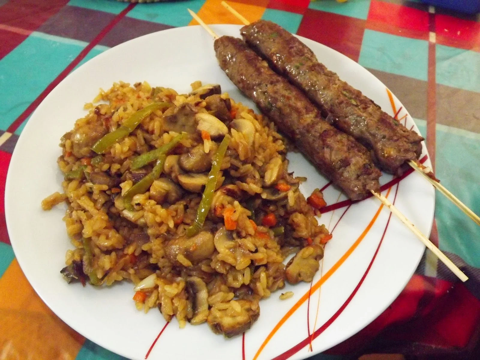 Gourmand & Gourmet: Brochettes de kebab avec riz aux légumes