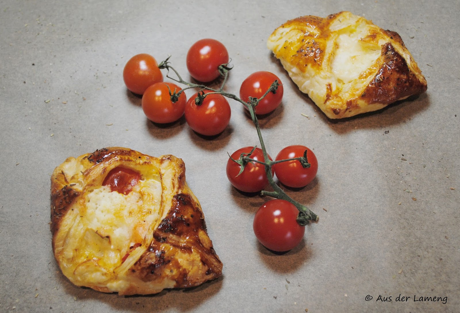 Blätterteigtaschen mit Lachs, Ziegenfrischkäse und Cocktailtomaten ...