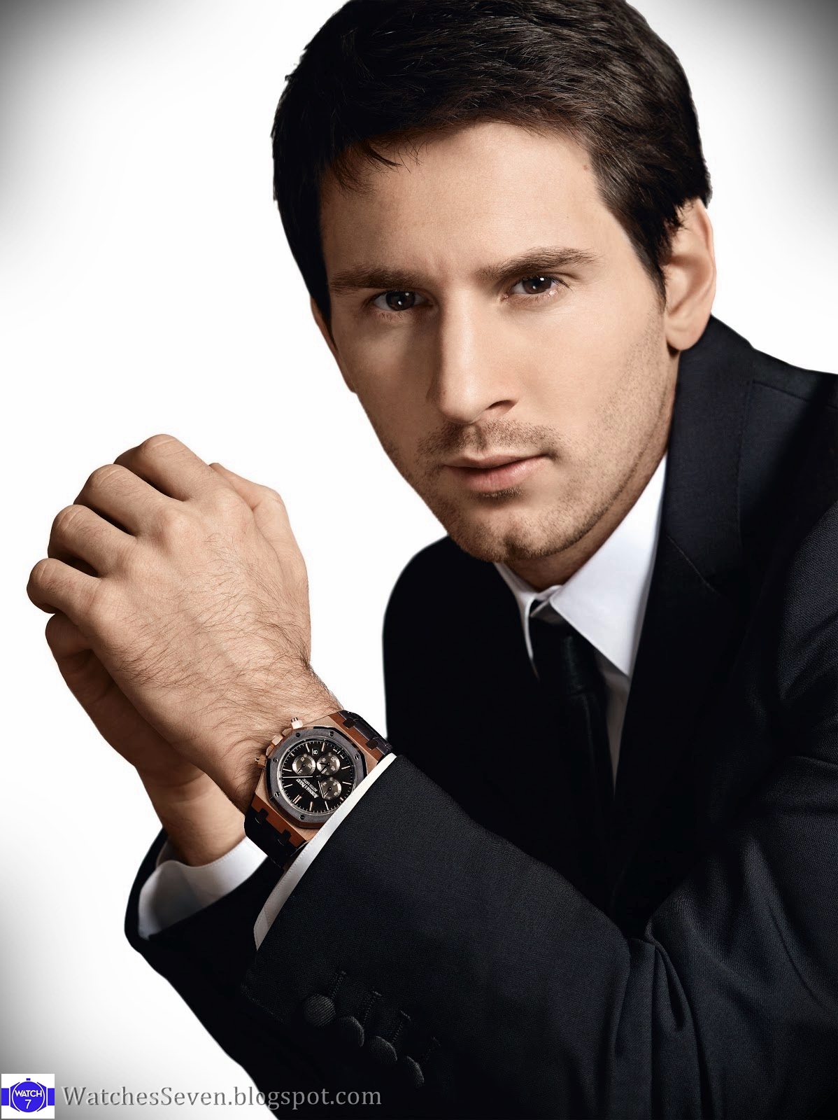 На какой руке носить часы мужские. Лионель Месси. Часы Лео Месси. Часы знаменитостей мужские. Знаменитости рекламируют часы.