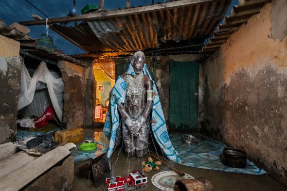 As surreais fotografias de uma África em crise ecológica de Fabrice Monteiro e Jah Gal Fotógrafo Fabrice Monteiro e fashion designer Jah Gal - The Prophecy arte fotografia surreal lixo ecologia distopia