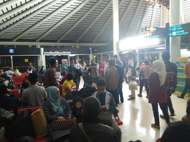 Lion Air Tujuan Padang Gagal Berangkat, Kembali ke Parkiran setelah Coba Take Off Lion Air Tujuan Padang Gagal Berangkat, Kembali ke Parkiran setelah Coba Take Off