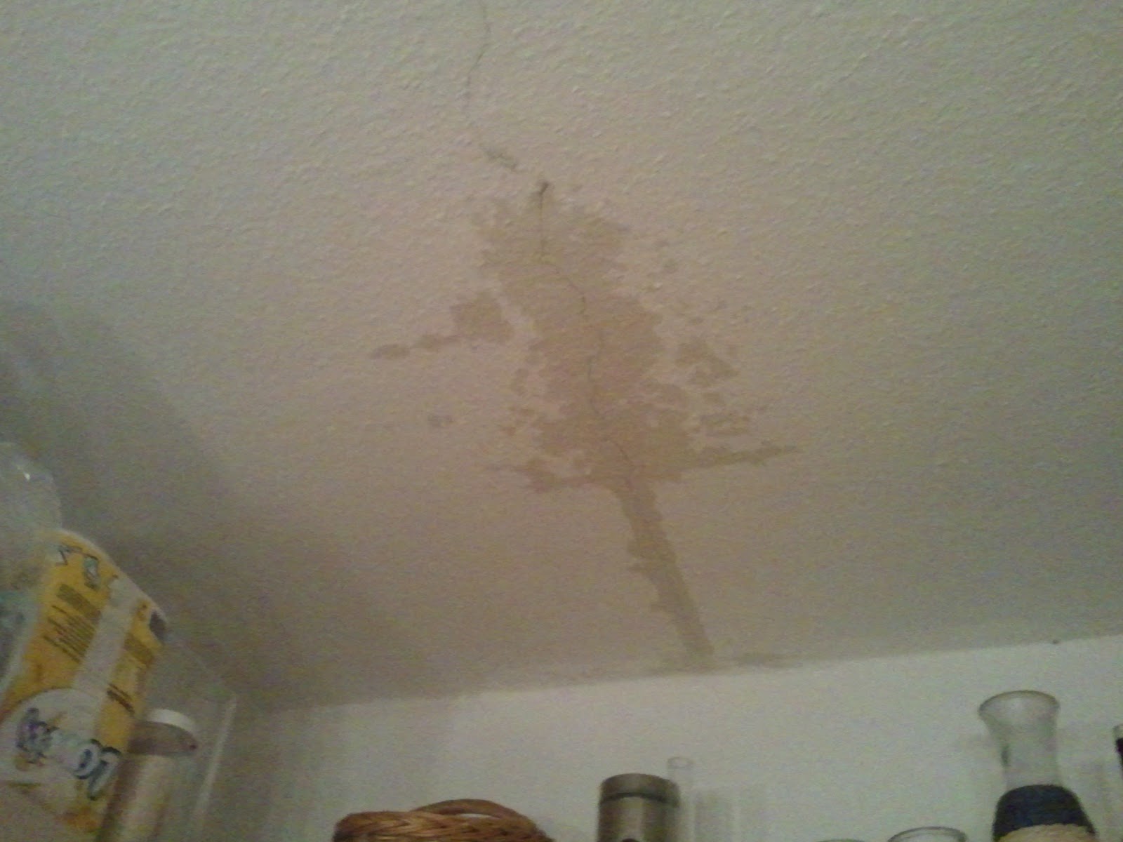 Wasser Tropft Von Der Decke. im schwimmbad tropft wasser von der decke