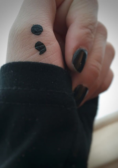 Tatuagens de ponto e virgula Tatuagens de ponto e virgula