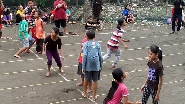 Lomba memindahkan karet pakai sedotan