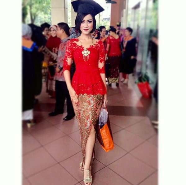 Model Kebaya  Modern Wisuda Merah  Inspirasi Kebaya  Indonesia