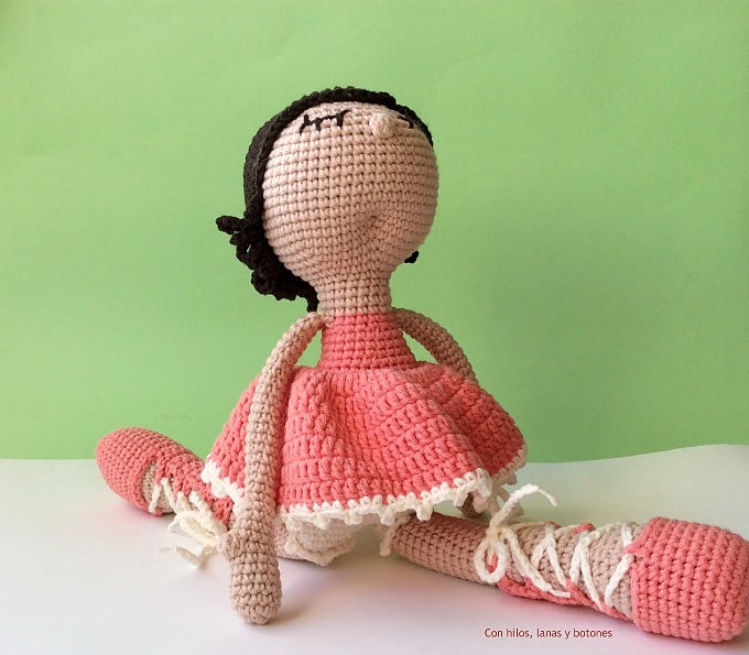 Con hilos, lanas y botones: Rosalía amigurumi (patrón de Pitusas y Petetes)