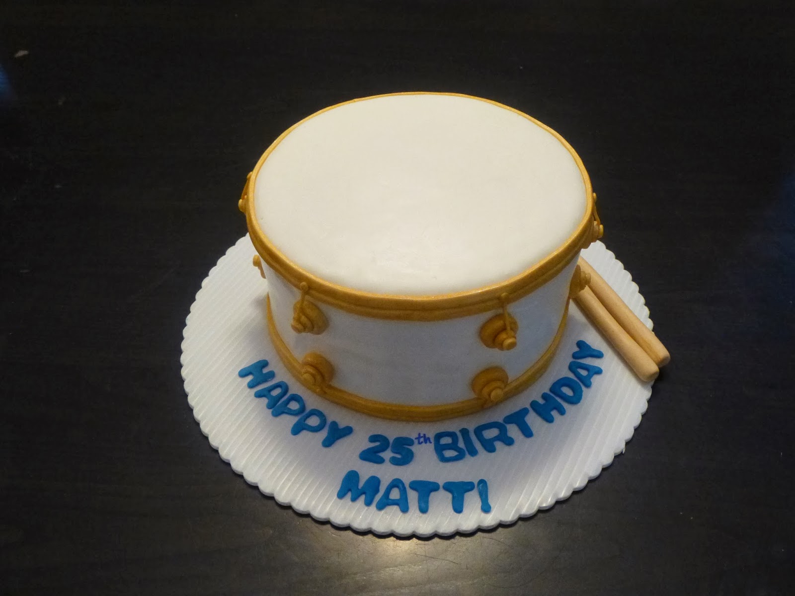 CLASSIC CAKES Drum Cake