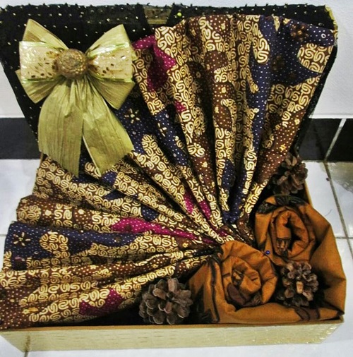 kain batik kebaya, gubahan hantaran kain batik , gubahan kain batik untuk hantaran gubahan lipatan kain batik, gubahan kain batik bentuk merak, hantaran kain batik bentuk perahu layar, hantaran kain batik bentuk kipas, hantaran kain batik bentuk bunga, batik gift tray, kreasi seserahan kain batik