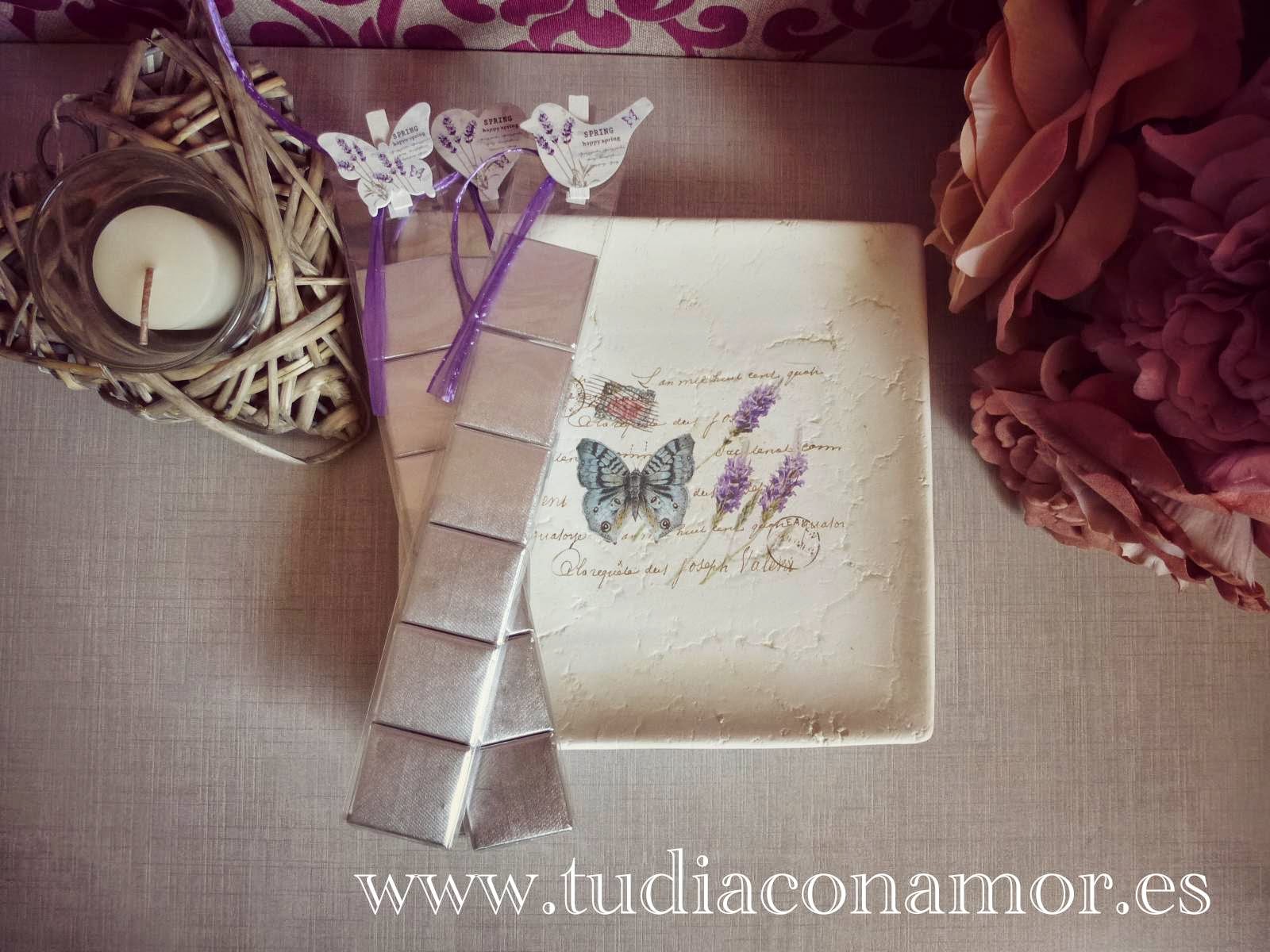 Bombones y detalle plato vintage Detalle de boda bonito de estilo vintage, plato de cerámica con motivos de mariposa y lavanda para tus invitadas, bombones decorados
