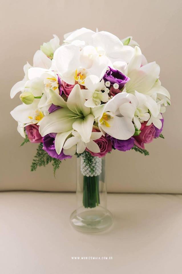 Nane Buques: Buquê com lírios branco, orquídeas e flores em tons de lilás.