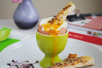 Huevo con bastones de pan a la mostaza