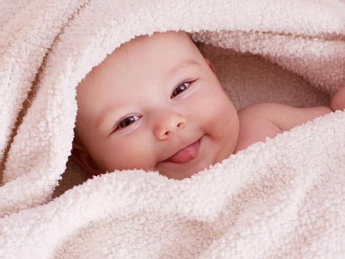 Süße und schöne Bilder von Neugeborenen