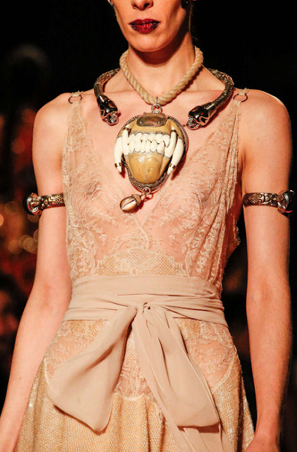 Arm cuff Givenchy FW 2015 Desfile Arm cuff Givenchy FW 2015 Desfile