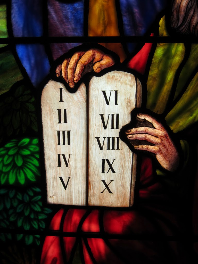 O Fiel Católico: A Igreja mudou os Mandamentos de Deus?