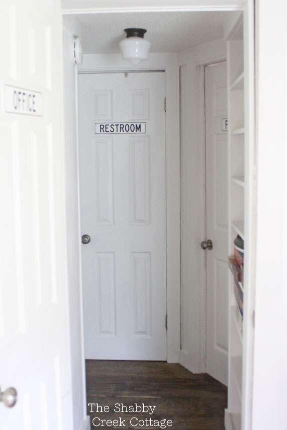 hallway makeover reaveal: A little paint and some easy and quick changes helped me to completely makeover this small space in a big way. 
