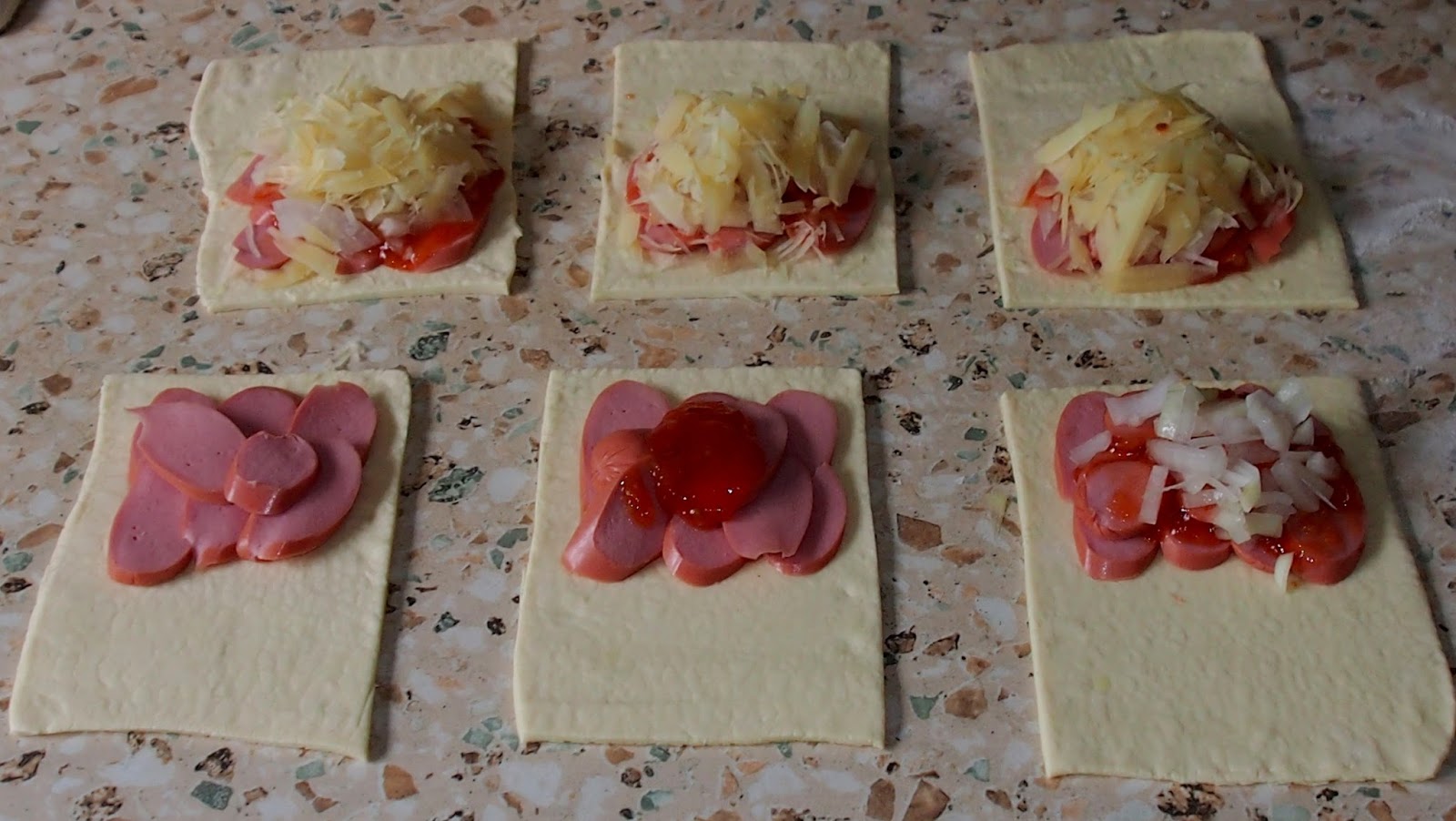 Слойки с сосисками и сыром