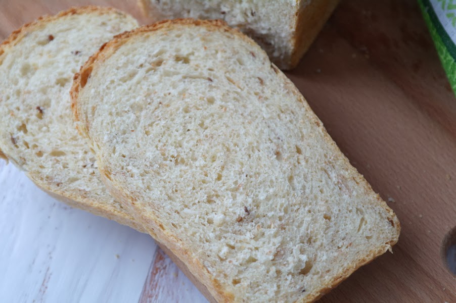 Вкусный пшеничный хлеб рецепт. Хлеб пшеничный со злаками. Хлеб с добавками. Хлеб злаковый вкусный. Хлеб вкусный со злаками.