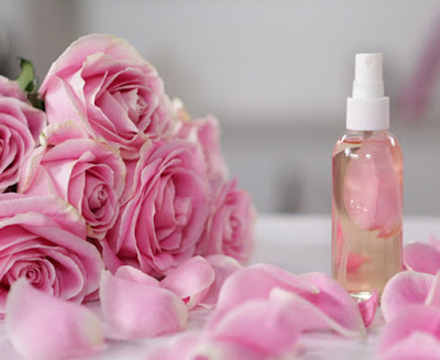Tò mò nước hoa hồng có tẩy trang môi được không-1