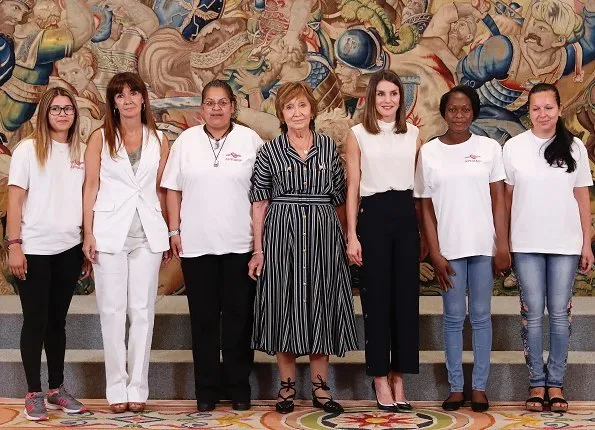 Queen Letizia met National U-17 women's soccer team. Queen-Letizia wore BOSS High Waist Wide Leg Pants