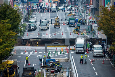 Beszakadt úttest Japánban — Fotó: Jamamura Hirosi/EPA/MTI Japán, beszakadt úttest, Fukuoka