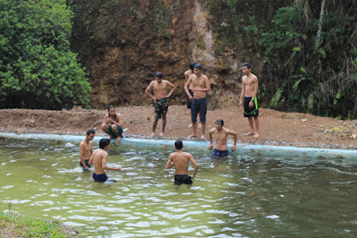 Berenang di kolam