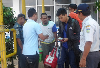 Penarikan%2Btiket%2Bkapal%2Bbagi%2Bwisatawan%2BKarimunjawa%2Bdi%2BDermaga%2BKartini