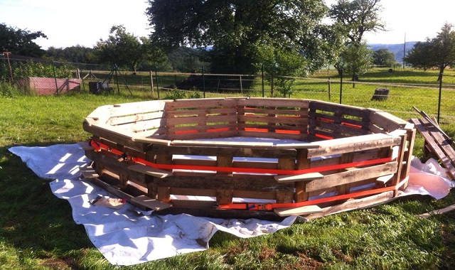 Make A Beautiful Swimming Pool With 10 Old Pallets And $80