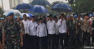 SALUT! Kumpulan Foto Presiden Hadiri Aksi 212 Saat Hujan Deras, Payung Biru Jokowi Jadi Viral Medsos SALUT! Kumpulan Foto Presiden Hadiri Aksi 212 Saat Hujan Deras, Payung Biru Jokowi Jadi Viral Medsos