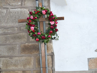 Tornavacas cruz con corona de flores