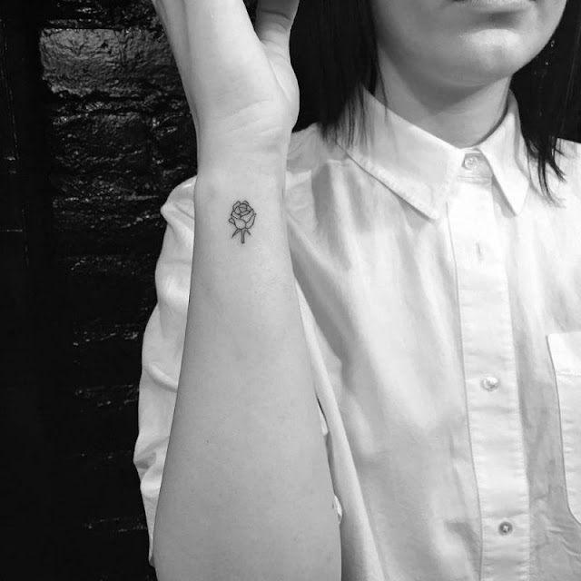 Mini tatuagens de flores para as mulheres Mini tatuagens de flores para as mulheres