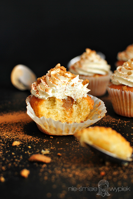 Vanilla cupcakes with cookie spread