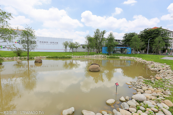 台中北屯|鉅虹建設海天橋水岸公園|百日草|落羽松|阿勃勒|生態池|貨櫃屋 台中北屯|鉅虹建設海天橋水岸公園|百日草|落羽松|阿勃勒|生態池|貨櫃屋