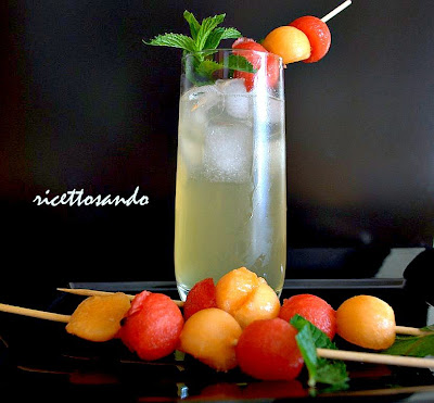 Cocktail analcolico frutta e menta ricetta di una bevanda estiva fresca e ricca di frutta