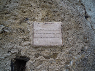 Monterosso: mattonella ingresso cimitero con versi di Montale