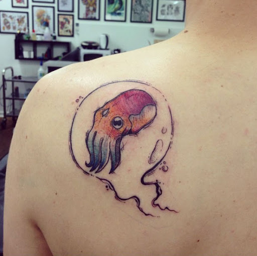 Este pequeno esboço de estilo lula de tatuagem
