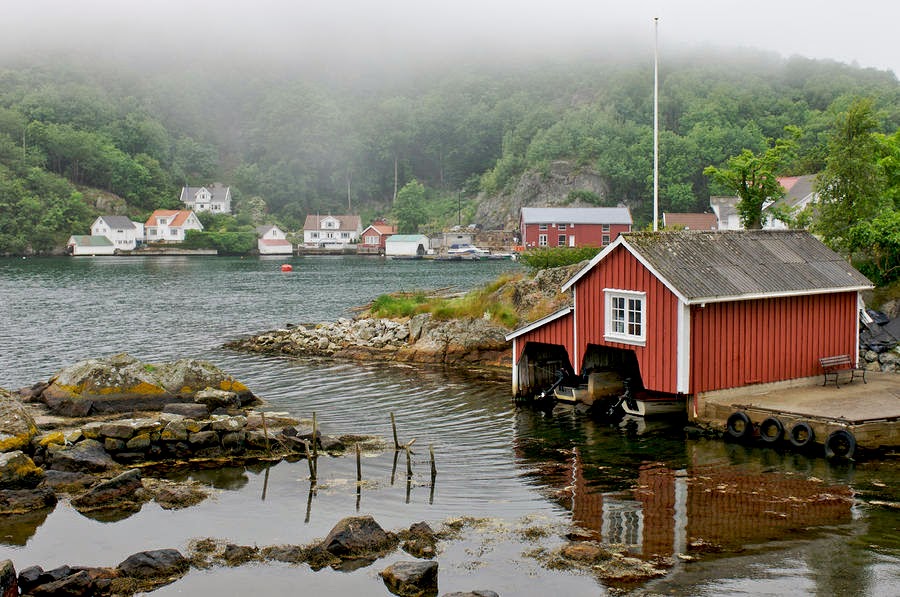 Переведи village. Норвегия деревня виньёра. Каменный Форт Норвегия деревня. Fishing Village. Small Fishing Village of Camogli.