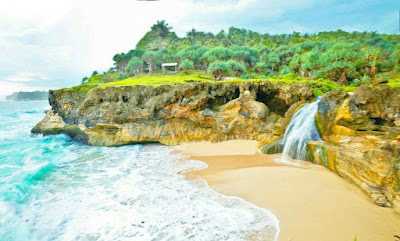 Foto Pantai Banyu Tibo, Perpaduan Pantai Dan Air Terjun Yang Eksotis Foto Pantai Banyu Tibo, Perpaduan Pantai Dan Air Terjun Yang Eksotis