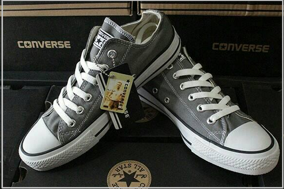 4 Cara Praktis Mewarnai / Menghitamkan Sepatu Sekolah Yang