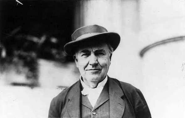 Thomas-Edison-Biography-قصة-حياة-توماس-إديسون