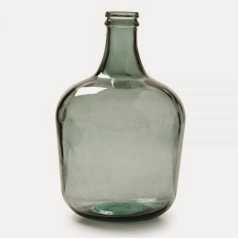 Garrafas de cristal como jarrones decorativos para el hogar